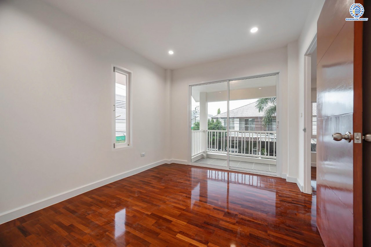 บ้านมือสองตกแต่งใหม่ โครงการ ปารวีร์ เพชรเกษม63 เนื้อที่ 82.4 ตร.ว. ฟังก์ชัน 3 ห้องนอน 4 ห้องน้ำ 1 ห้องแม่บ้าน 2 ที่จอดรถ บนพื้นที่ใช้สอย 244.52 ตร.ม. ทำเลศักยภาพ เชื่อมต่อหลายเส้นทาง ใกล้เดอะมอลล์บางแค จุดขึ้นทางด่วน "พระราม2" และรถไฟฟ้าสายสีน้ำเงิน "สถานีหลักสอง"